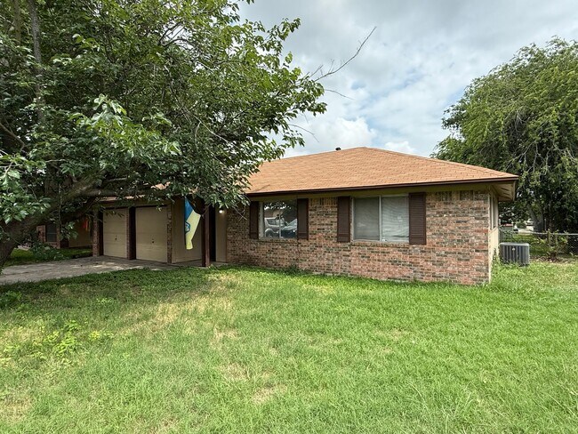 Foto del edificio - HUGE RENT SPECIAL & NEW IN MANAGEMENT - AV...