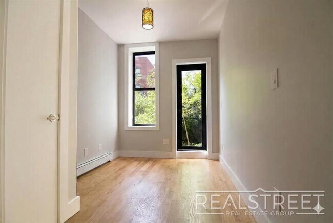 Foto del edificio - Putnam Avenue