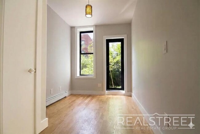 Building Photo - Putnam Avenue