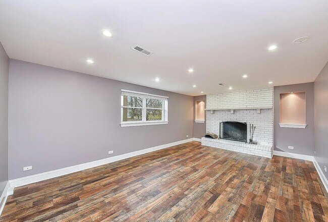 Building Photo - 6S359 Greenwich Ct