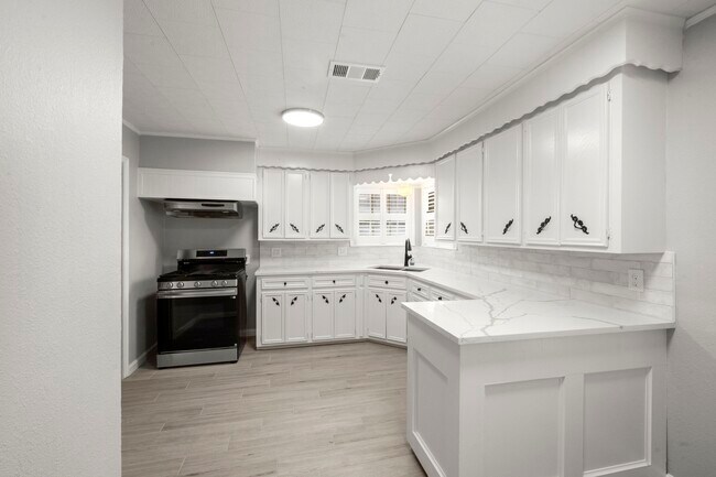 Foto del edificio - 6438 Pinehurst Dr