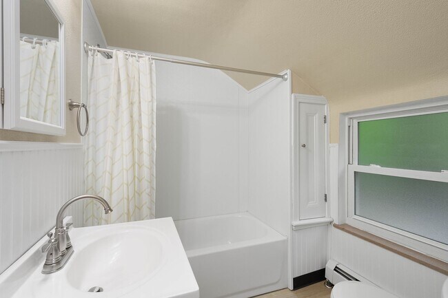 Foto del edificio - Stunning 3 bedroom home in Wilkins Township available June 15!