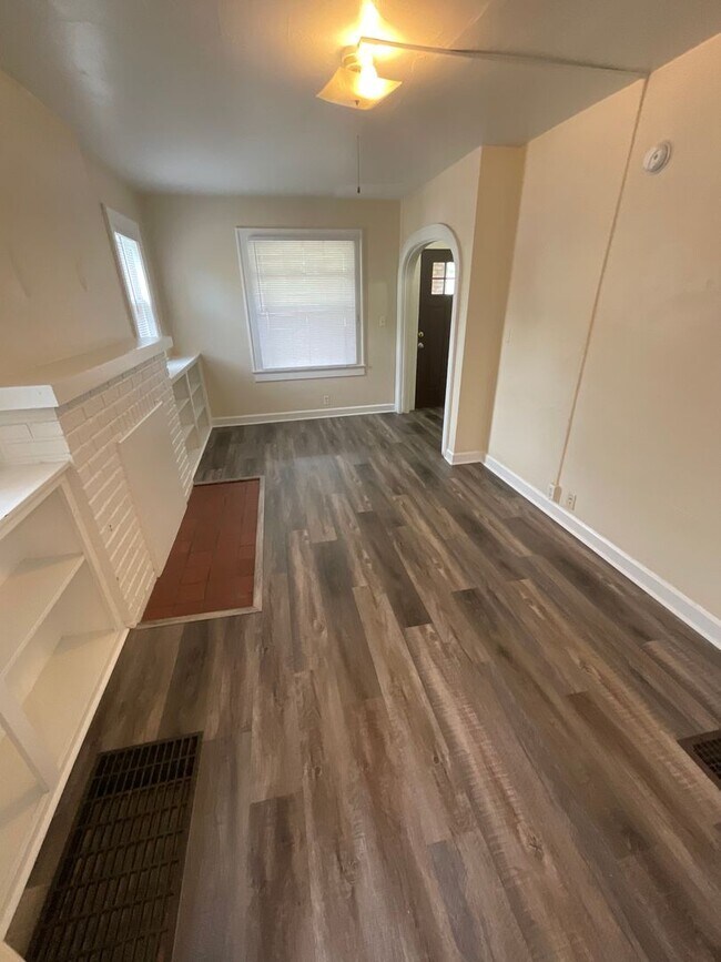 Building Photo - *Available August 2026*  4 Bedroom / 2 Bat...