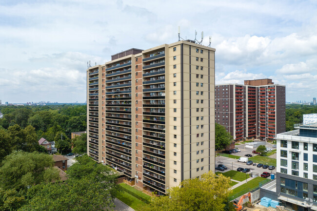 Photo du bâtiment - 165-195 Barrington Ave