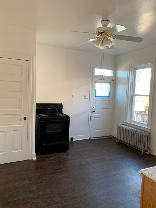 Building Photo - Spacious 3 bedroom in the East End of York...