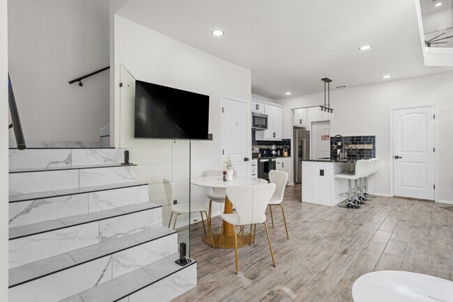 Building Photo - 3518 Dennis St