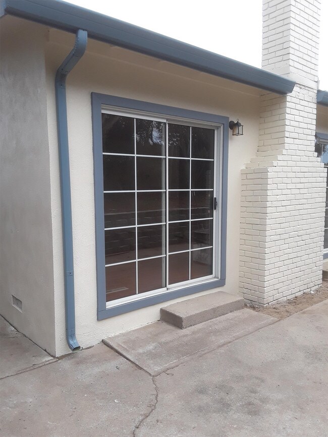 Building Photo - 3158 Crescent Ave