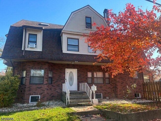 Foto del edificio - 302 E 3rd Ave