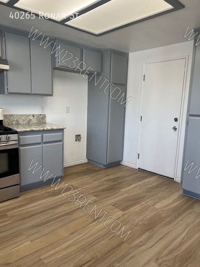 Building Photo - 40265 Ronar St