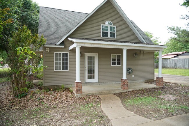 Building Photo - 3 BD 2 BA HOUSE!