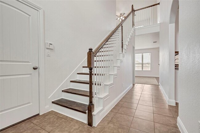 Building Photo - 142 Shadow Springs Trail