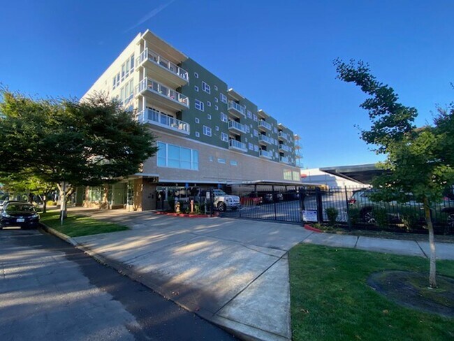 Foto del edificio - Luxury Fully Furnished Condo Downtown Salem Is Available