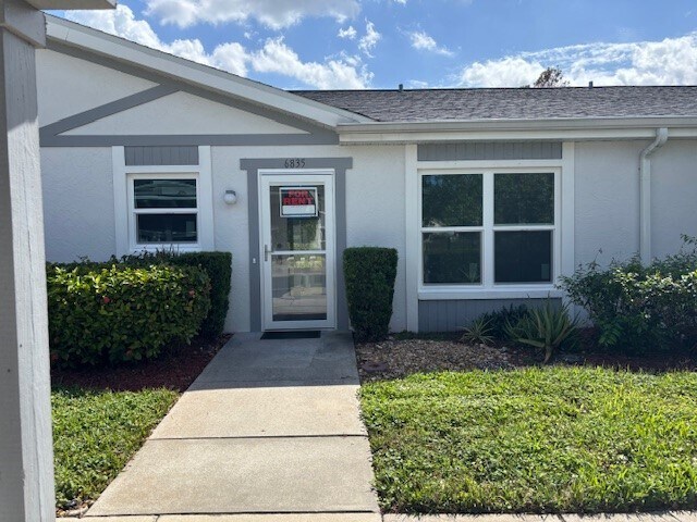 Front Entry - 6835 Sandtrap Dr