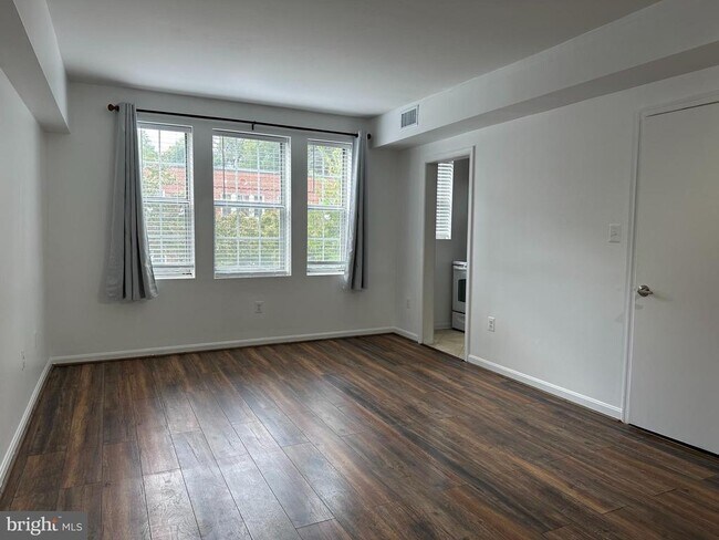 Foto del edificio - 1816 Queens Ln