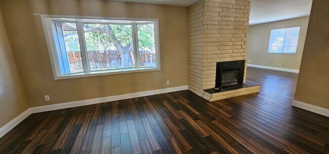 Building Photo - 3 bed 2.5 bath 2 car garage Old South West...