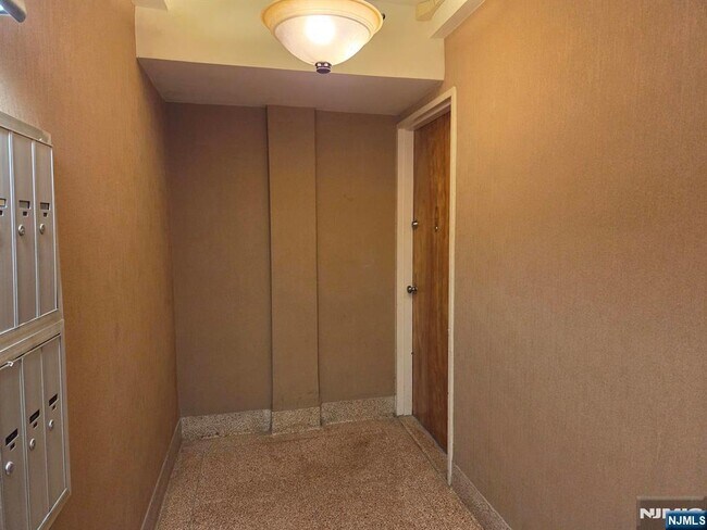 Foto del edificio - 2345 Linwood Ave