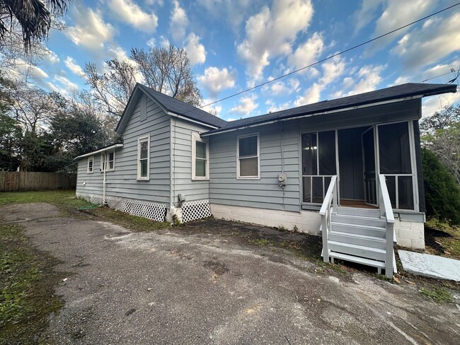 Building Photo - 3/2 Single family home available now!