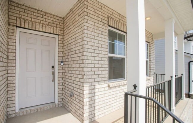 Building Photo - New Spacious 5 Bedroom house in La Vergne