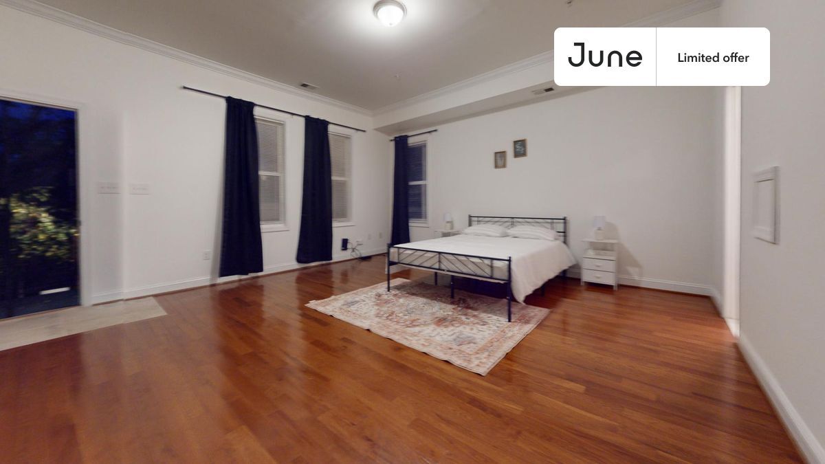 Primary Photo - Private bedroom in 3 bed/3.5 bath Home