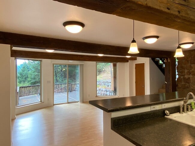 Foto del edificio - Cabin in Woods with Shop