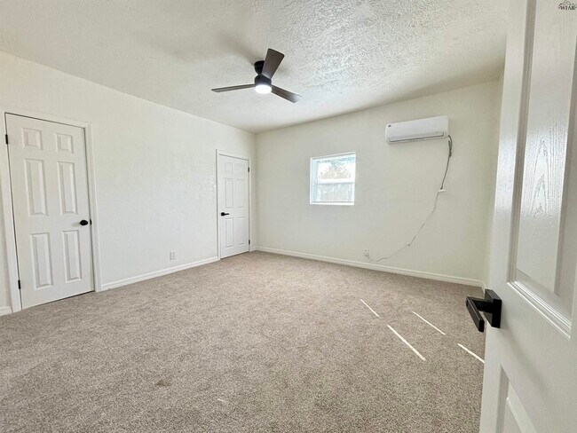 Foto del edificio - 1810 Britain St