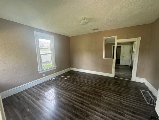 Building Photo - House for RENT 2 BedRooms / 1 Bathroom