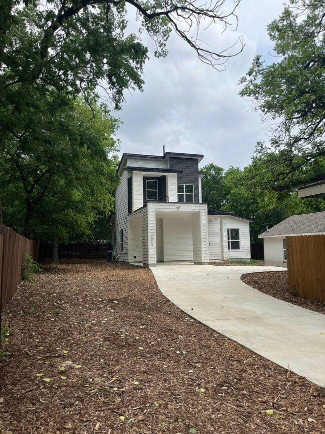 Private Entry with Gate - 500 Capitol Dr