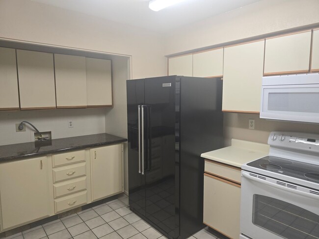 Building Photo - great single level condo 2bd 2 bath condo ...