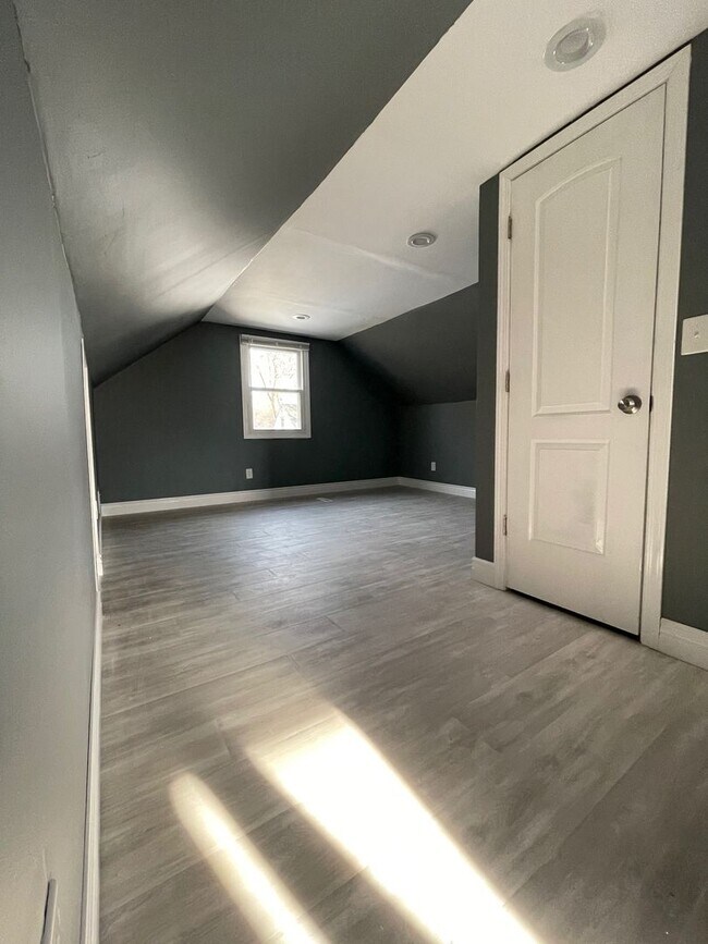 Building Photo - 4417 W. Glendale Avenue - 3 Bedroom Single...