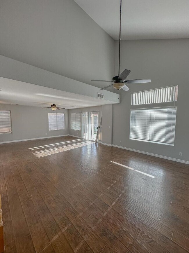 Foto del edificio - Spacious 3 Bedroom, 2.5 Bath Home with No ...