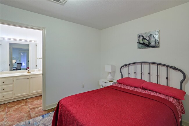 Building Photo - 1332 Roxbury Ct