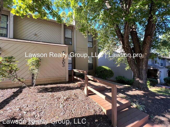 Building Photo - 2 br, 1.5 bath House - 7203 Woods Crossing...