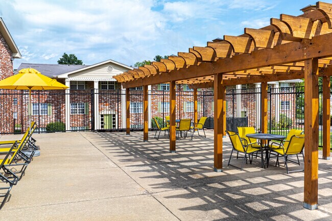 Patio junto a la piscina - Columbia Crossing Apartments