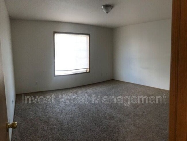 Building Photo - 1718 SE 11th Ave