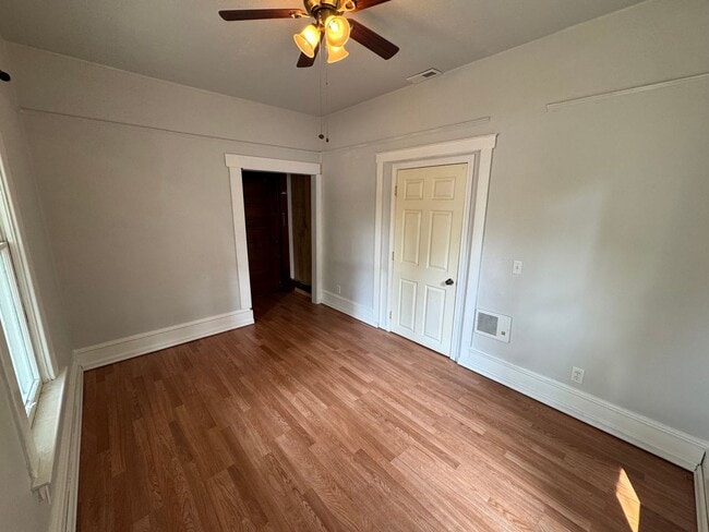 Building Photo - Cozy Home