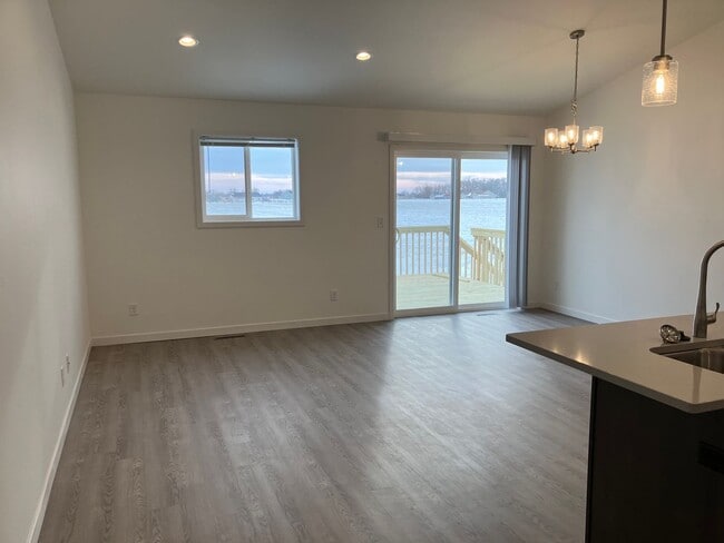Foto del edificio - New 4 Bedroom/3 Bathroom Twin Home