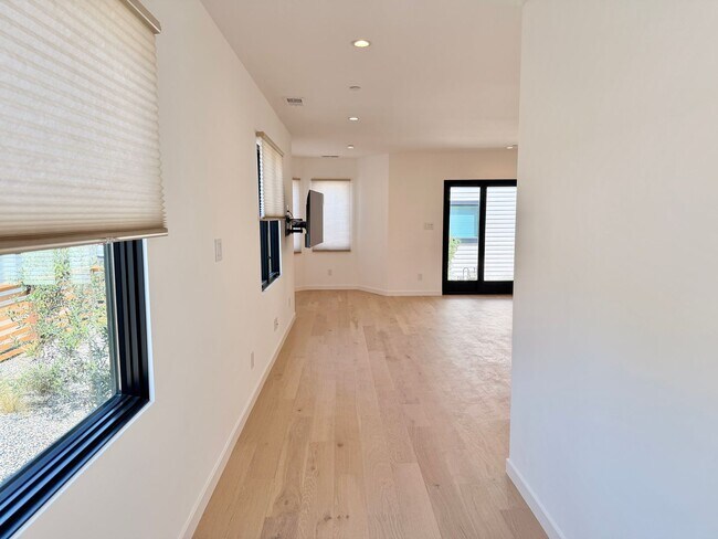 Foto del edificio - Never-Lived-In Luxury: 1,408 Sq Ft Detached Single-Family Home with Private Office — Downtown Sun...