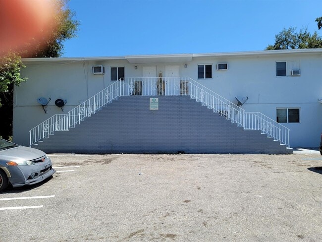 Building Photo - 126 NW 8th Ave