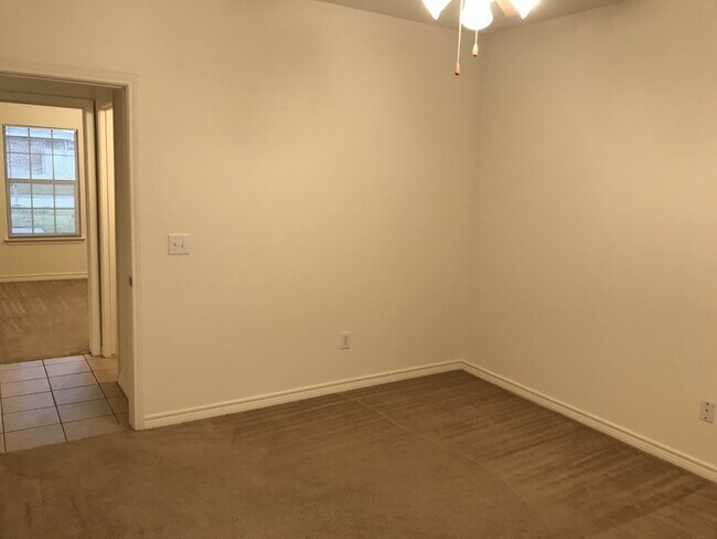 Building Photo - Duplex *LEASING SPECIAL AVAILABLE*