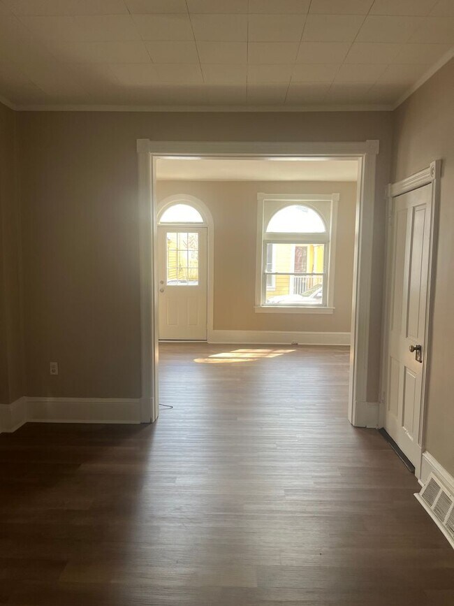 Foto del edificio - Duplex located on North Locust Street Hage...