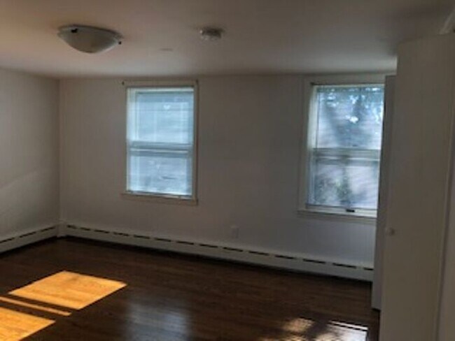 Foto del edificio - Three Bedroom House for rent 19111
