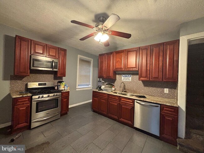 Foto del edificio - 649 W State St