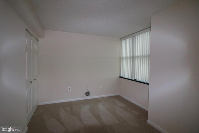 Building Photo - 10101 Grosvenor Pl