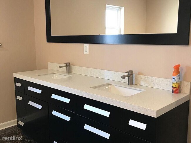 Foto del edificio - 4 br, 3 bath House - 33 Clark Ave