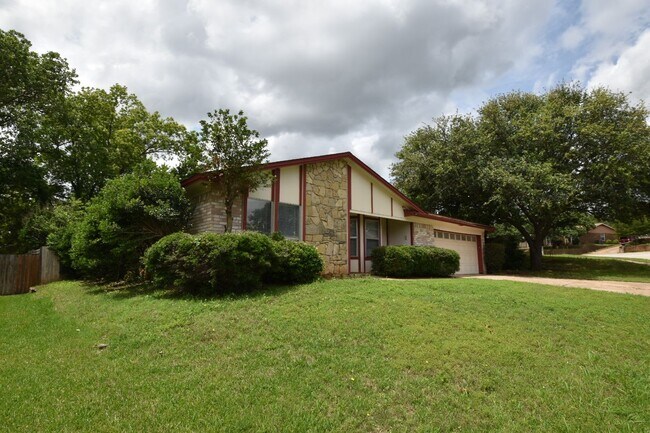 Building Photo - 3213 Meadow Wood Ln