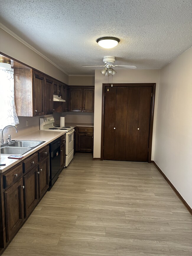 Kitchen & Washer/dryer closet - 102 Wheat Cir