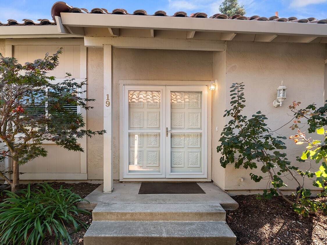 Foto principal - Townhouse-Style Single-Family