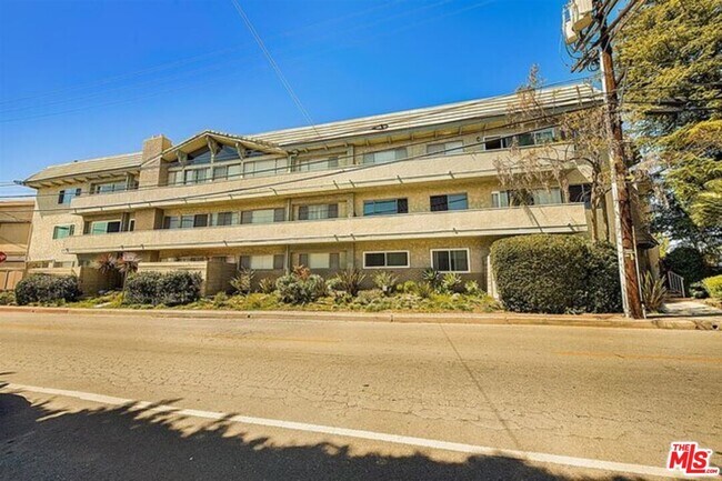 Foto del edificio - 2345 Roscomare Rd