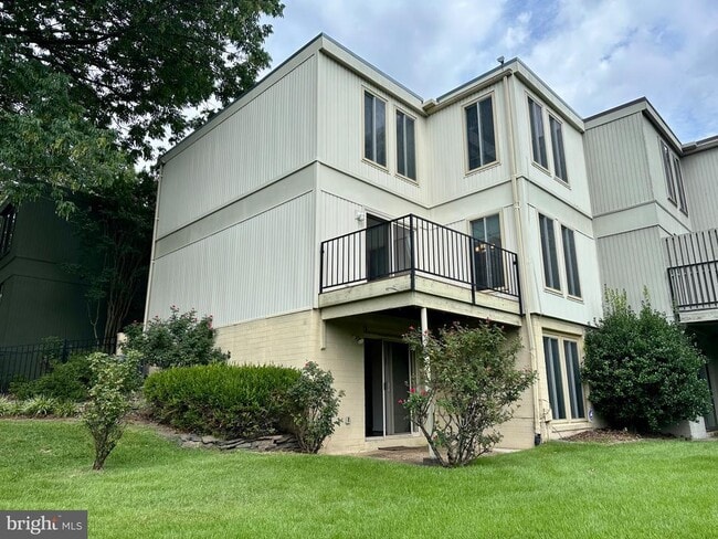 Building Photo - 1823 N Shore Ct