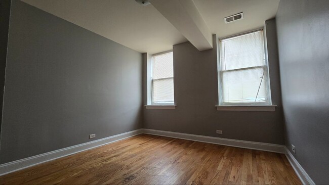 Building Photo - 2BR/1BA in West Ridge – In-Unit Laundry, A/C, Pet Friendly